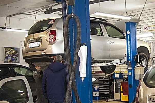 автомобиль на замене прокладки